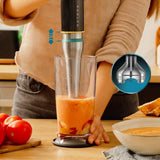 Batidora de mano Cecotec Katana 15 TotalDestroy Smash B mezclando ingredientes frescos con tecnología de cuchillas avanzadas.