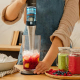 Batidora de mano Cecotec Katana 15 TotalDestroy Smash B triturando hielo y frutas para preparar batidos saludables.