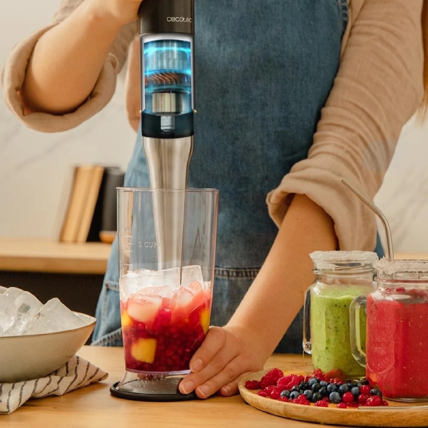 Batidora de mano Cecotec Katana 15 TotalDestroy Smash B triturando hielo y frutas para preparar batidos saludables.