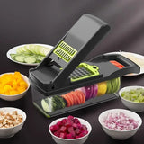 Cortador de verduras multifuncional en uso con diferentes tipos de alimentos. Ideal para preparar ensaladas y comidas saludables.