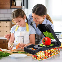 Madre e hija usando el cortador de verduras 12 en 1 en la cocina. Herramienta esencial para preparar alimentos de manera rápida y eficiente.