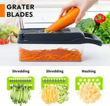 Rallador de cocina con cuchillas intercambiables para triturar y rallar verduras como zanahorias y calabacines de manera eficiente.